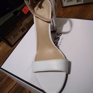 Guess pumps